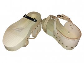 Clogs for laying artificial tracks