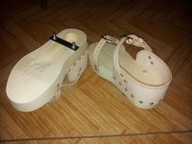 Clogs for laying artificial tracks
