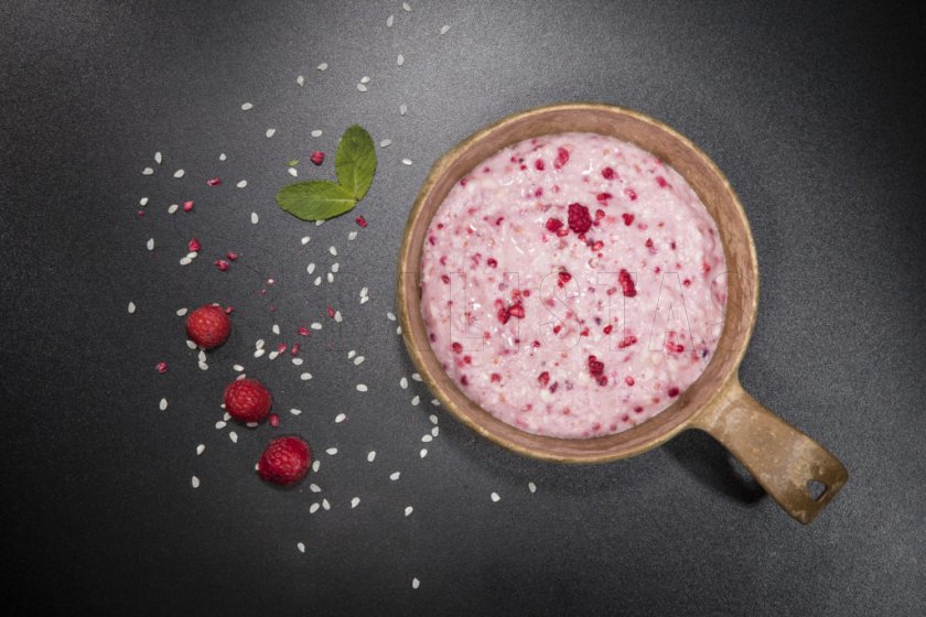 Dehydrated food - rice porridge with raspberries Tactical Foodpack